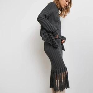 Stickat set, topp och kjol - Två delat set från GinaTricot, använt en gång på julafton förra året. Fint skick, toppen i storlek M och kjolen i S