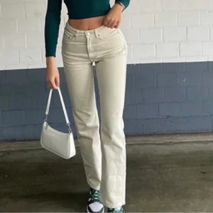 Weekday voyage jeans  - Säljer då jag har alldeles för många jeans, första bilden är lånad och i en namn färg med hur de sitter på. De är alltså Gråa och inte beiga 🫶🏼