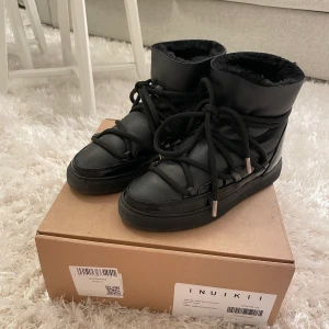 Inuikii skor strl 37 - Inuikii skor i storlek 37 och modellen ”Gloss night black”. Skorna har använts en vinter.  Nypris: 2999 kr Mitt pris: 1200  Kan hämtas i Solna eller postas mot frakt.