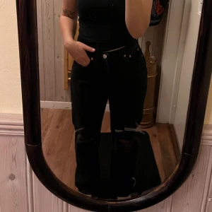 Gina Jeans - Jeans från Gina i storlek 36, vida ben med hål på knäna