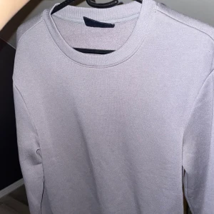 Grå sweatshirt  - Sweatshirts i storlek S i mörkgrå, ljusblå och svart. De har skönt material innuti, är oversized och sitter väldigt fint! Kommer bara tyvärr inte till användning 💓  70kr/st