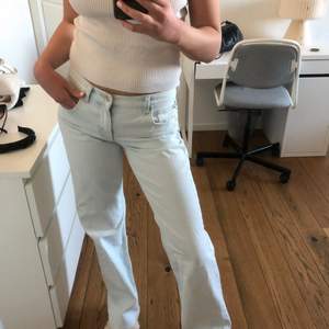 Säljer mina SKITSNYGGA lågmidjade jeans från mango🫶🏽köptes för cirka en månad sen men har tyvärr inte kommit till användning 💕de är väldigt ljusblåa i färgen och passar perfekt på mig som är 175 cm lång. Frakten är inkluderat i priset🔥
