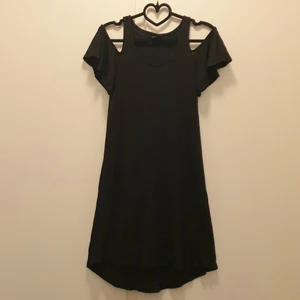Svart klänning GinaTricot  - Svart klänning från Gina Tricot stl XS / S off shoulder. Använd nån enstaka gång.