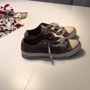 Bruna converse - Säljer mina supercoola bruna converse då de är för små de är 10/10 skick, aldrig använda bara provade. Storlek 39,5 men passar som 40,5. Köpare står för frakt och jag står inte för leverans strul.