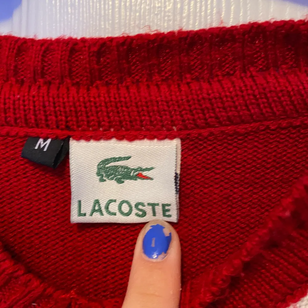 Super snygg stickad Lacoste tröja.. super skön och lätt å styla. Tröjor & Koftor.