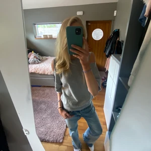 Tröja - FÖRST TILL KVARN! Söt tröja med hål i armarna som jag gjort själv!💕💕