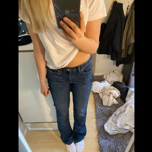 Lågmidjade jeans - Säljer dessa supersnygga lågmidjade jeans från banan republic. Står inte någon storlek i dom men skulle säga att dom passar xs-m/34-38 då de är strechiga i materialet. Köparen står för frakten!💓