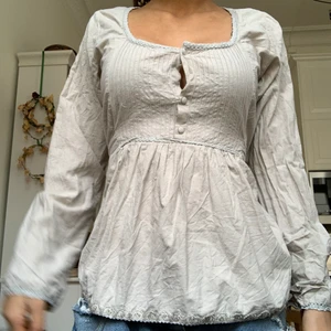 Blus - Jätte fin blus i tunt material. använd men inga hål eller nått sånt. Från märket Tina wodstrup. 2 band som gör att man kan spänna åt den. den finns även ett bälte som passar fint till på min profil.