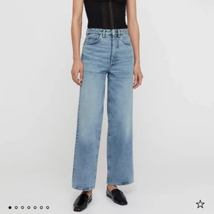 Totême flare fit denim - Här har vi ett par nyköpta jeans (modell flare fit denim) från Totême i strl 34. Jag är 168 och de går ner hela vägen perfekt på mig :) Ej använt och prislappen sitter fortfarande! En mycket eftersökt modell i jeans på senare tid och passar även perfekt till sommaren! Köptes för 2600 och säljer för 600 + frakt ❤️‍🔥