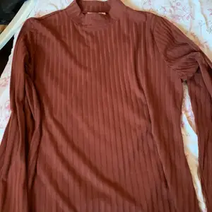 Hej! Säljer en simpel kastanjebrun tröja! Den är i använd skick men snygg! Strl L, passar mig som är s-m. 30kr , Låga priser pga rensning av garderob! ☀️