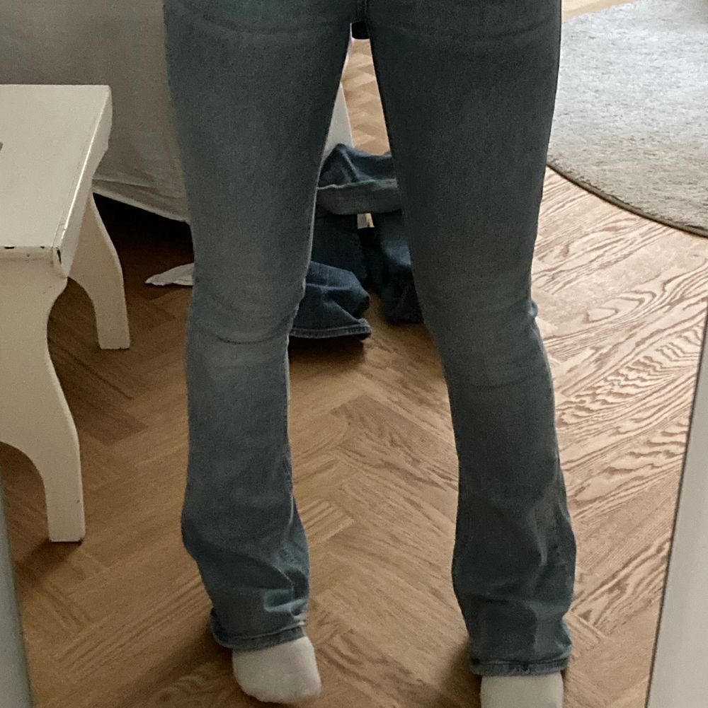 Ljusblåa bootcut jeans ifrån gina tricot i modellen natasha bootcut jeans🤍 inga defekter, kontakta om du e intresserad🤍. Jeans & Byxor.