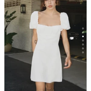 Zara - Används 1 gång vid en fotografering, obs har en sminkfläck som inte är synlig, (var så när jag köpte den) ordinarie pris 360kr