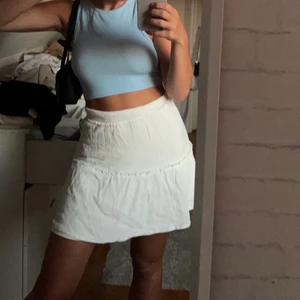 Vit kjol - Helt ny vit kjol i storlek 34💕💕