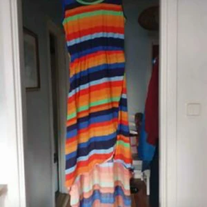 Randig klänning - S/m  80  Längd bak 115 Längd fram 80 Midja 59 (ej utstretchad) Bröst 70 Höft 110  Sprunn Ej underklänning  Hämtas i Sundbyberg eller skicka lätt med PostNord 51 kr. 