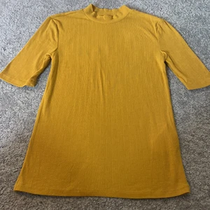 Pieces tröja! - Säljer min supersnygga tröja från pieces då den aldrig har använts. Supersöt till en vit kjol eller ett par jeans. Som ny och passar bra till sommaren. Skriv för mer info 💘