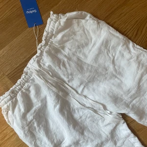 Linnebyxor  - Vita Linnebyxor från sellpy som jag har köpt här på Plick men som tyvärr inte passade! passar nog någon som är under 160 vilket är jättebra för de som aldrig hittar byxor i rätt längd;) Jätteskönt material och inga andra fel! 