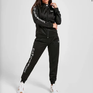 Armani dress strl S, 800kr - Säljer denna Armani dress i strl S, sparsamt använt och ej använd många ggr, ny pris  1800kr mitt pris 800kr ink frakt. Slutsåld på hemsidan i strl S. Materialet är lite glansigt och passar bra som en vanlig S gör😊💕