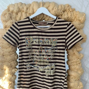 Y2k tshirt - Denna urgulliga Y2k moment. Köpt här på plick så saknas några stenar men fortfarande väldigt skön och söt. Står ingen storlek i den men passar XS- M. Köparen står för frakt🥰