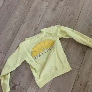 Sweatshirt från aqua limone storlek xxs nypris 999