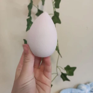 Beauty blender  - Använd 1 gång nästan helt ny. Tvättas vid köp. (på bilden är den blöt så den ser stor ut) 😊