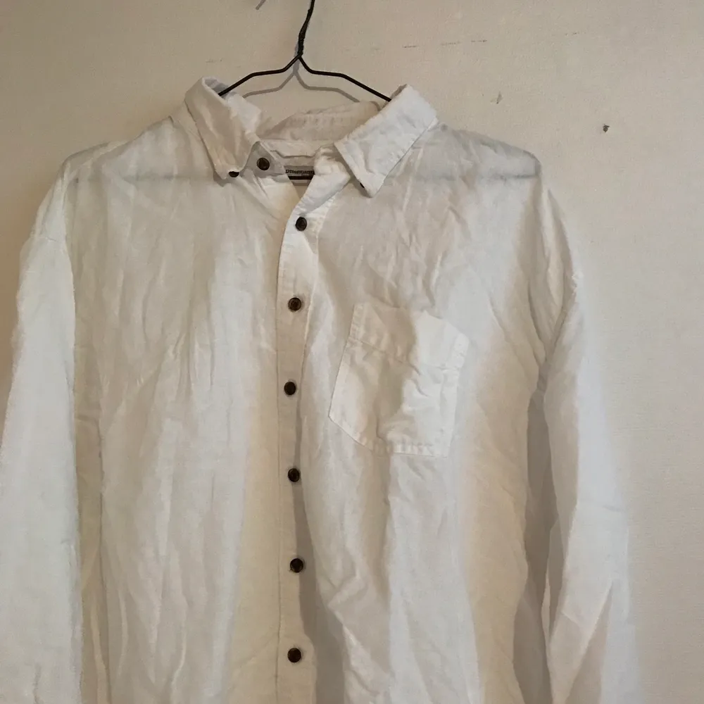 Superskön och somrig linneskjorta från Dressmann i storlek 3XL. Har själv använt den som en oversized skjorta på sommaren, så finns oändliga användningsmöjligheter!. Skjortor.