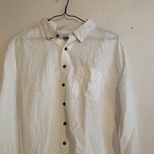 Linneskjorta - Superskön och somrig linneskjorta från Dressmann i storlek 3XL. Har själv använt den som en oversized skjorta på sommaren, så finns oändliga användningsmöjligheter!