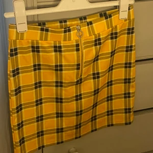 H&M - En fin kjol köpt secondhand väldigt fin, bra skick lite kort