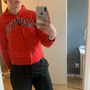 Zip hoodie från Levis. - Jättefin zip hoodie från Levis som jag beställde på sellpy men den var för liten. Storleken är medium i barn. Köparen står för frakt.