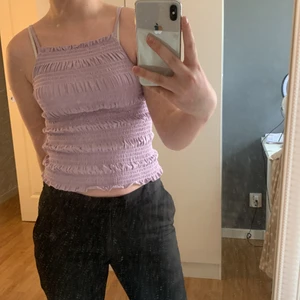 Hm toppar  - Dessa två fina toppas från hm jag inte använder längre. Fler bilder kan skickas privat. Köparen står för frakt.