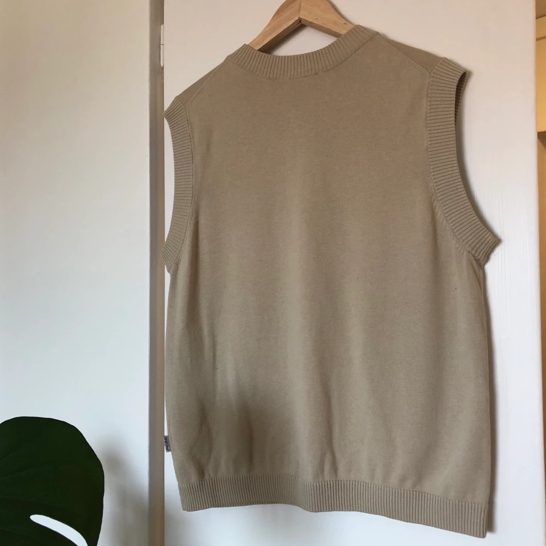 V-ringad beige väst - 91