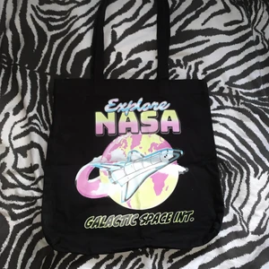 Medium Tote bag - En riktigt fin Tote från H&M i nyskick. Har ba legat i min garderob utan användning. Nypris: 150