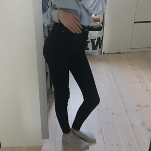 Gina tricot jeans - Storlek:S ca:1 år gamla nästan aldrig använda och hög midja