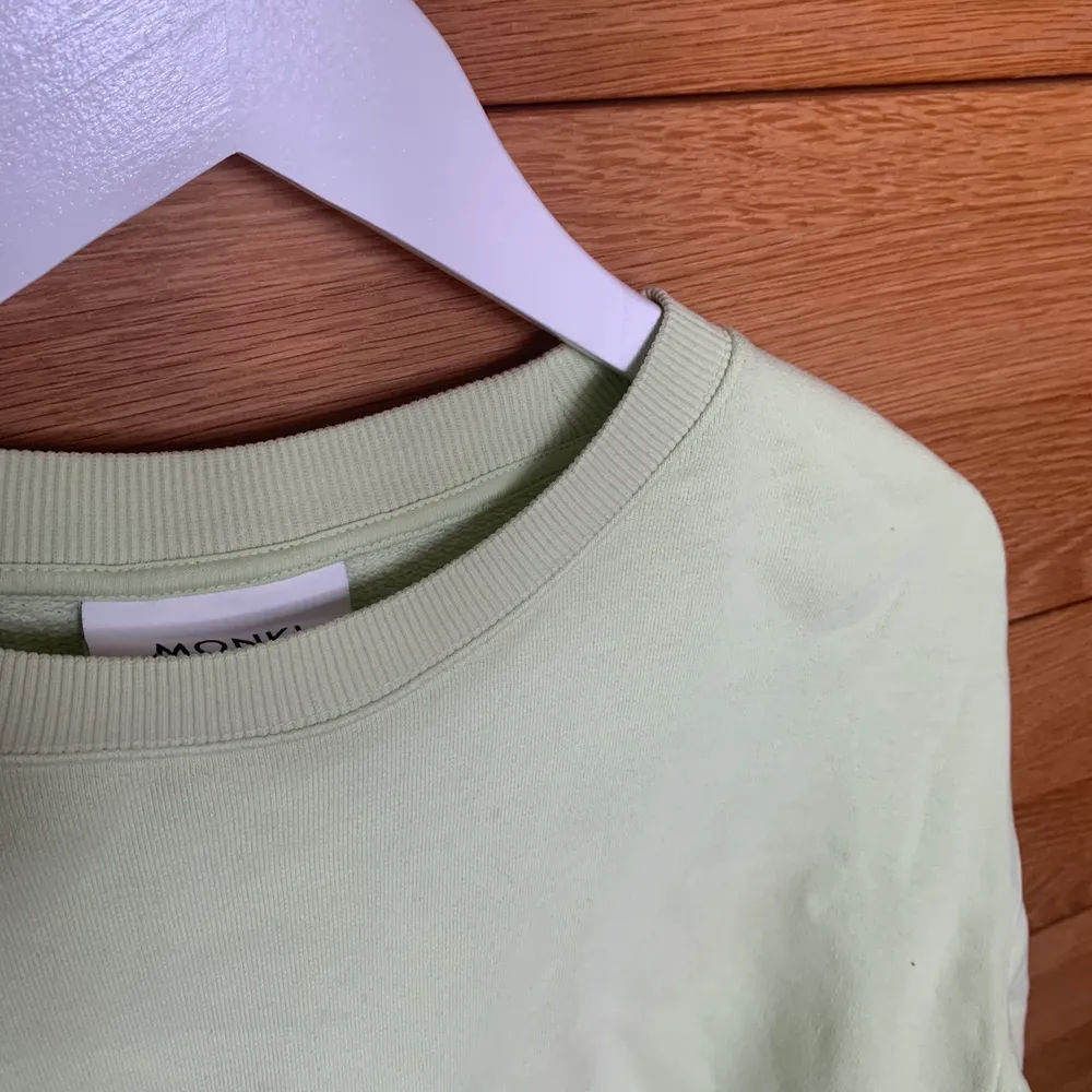 En superfin limegrön sweatshirt (färgen framgår inte i bilden)💕 den är så mycket fint skick. Den är i storlek xs och är köpt på monki . Tröjor & Koftor.