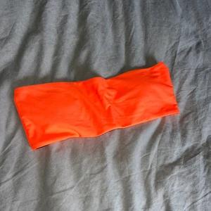 Bikini topp Zaful - Säljer en skitsnygg bandau-bikini topp som jag har köpt på zaful, endast provad då den inte passade mig. Även tvättad då jag alltid tvättar kläder från zaful, shein, osv innan jag provar de, därav kunde jag inte skicka tillbaka den och därför säljer jag nu den! Jättefin färg, man ser superbrun och somrig ut i den! Kom privat vid frågor och funderingar, priset kan alltid diskuteras! Kan även samfrakta om man önskar att köpa fler saker! Spårbar frakt givetvis 