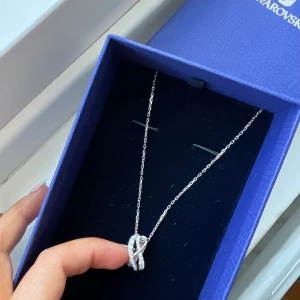 SWAROVSKI SMYCKEN -  Fick dessa smycken av mitt ex och därav säljer jag det. Har inget kvitto men som ni ser så får man med ”certificate of authenticity” så ni vet att det är äkta.  Väl använd men tagit väldigt bra hand om. Ordinarie pris : Halsbandet: 995kr Örhängena: 1.150kr Ringen: 995kr  Vill bara bli av med det så säljer ALLT för 1000kr. Kan hämtas i Stuvsta eller fraktas spårbar för 63kr. 
