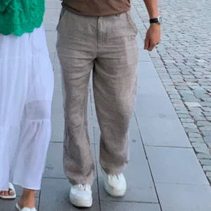 Beige raka linnebyxor  - Riktigt snygga, beiga raka linnebyxor från HM, i nästan nyskick. Storlek 29/32 men passar också lite större i midjan! Säljer även samma modell i svart. 
