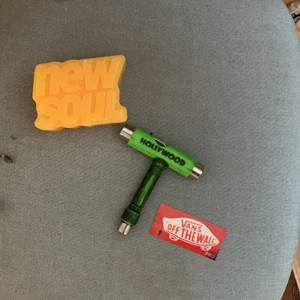 skatetillbehör - säljer skatewax, en sticker och en tool då jag inte har nån använding av det längre. 