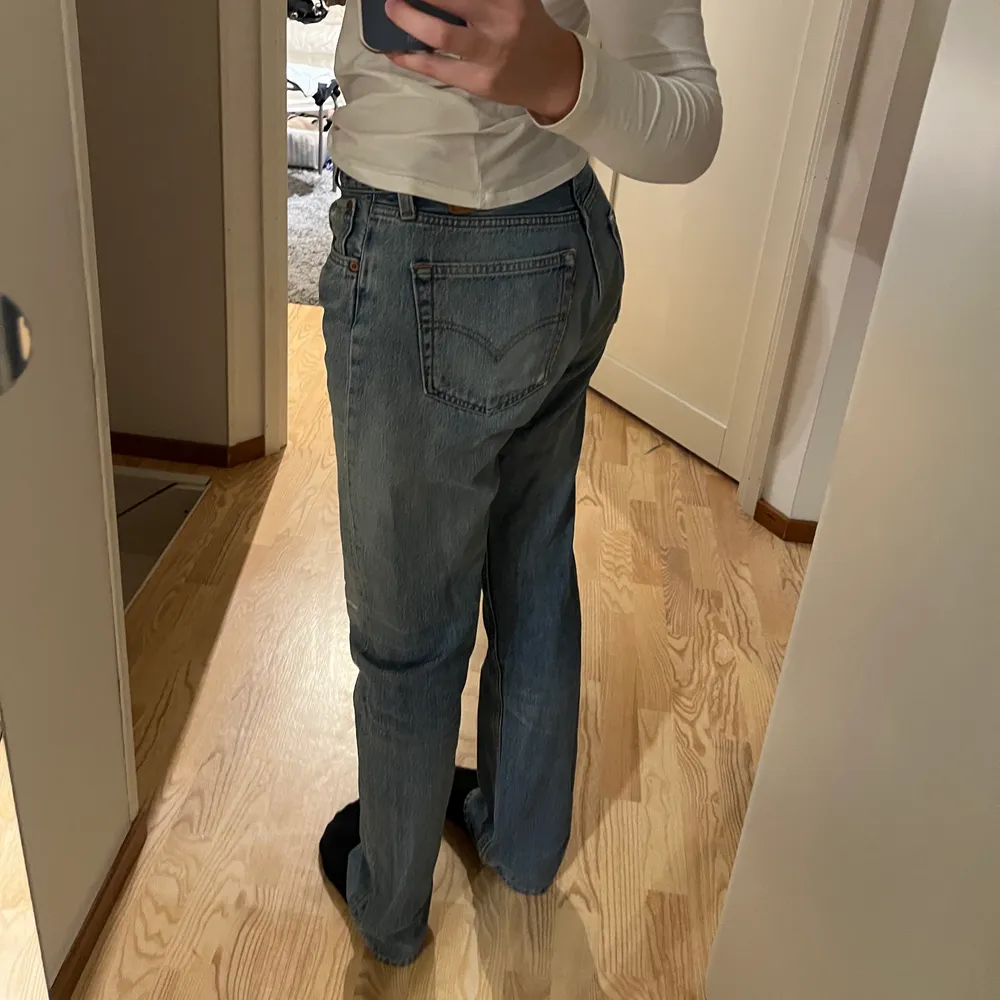 Jätte snygga levis 501, långa på mig som är 175!💕💕💕 passar mig som är S/M . Jeans & Byxor.