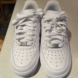 Nike Air Force 1s - Min vän säljer sina sprillans nya vita Air Force 1s🌸 de är aldrig använda🌸 Skriv för bilder! 