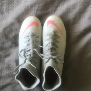 Nike mercurials fotbollsskor  - Storlek 39. Använda i ca 1 månad, men i gott skick. 