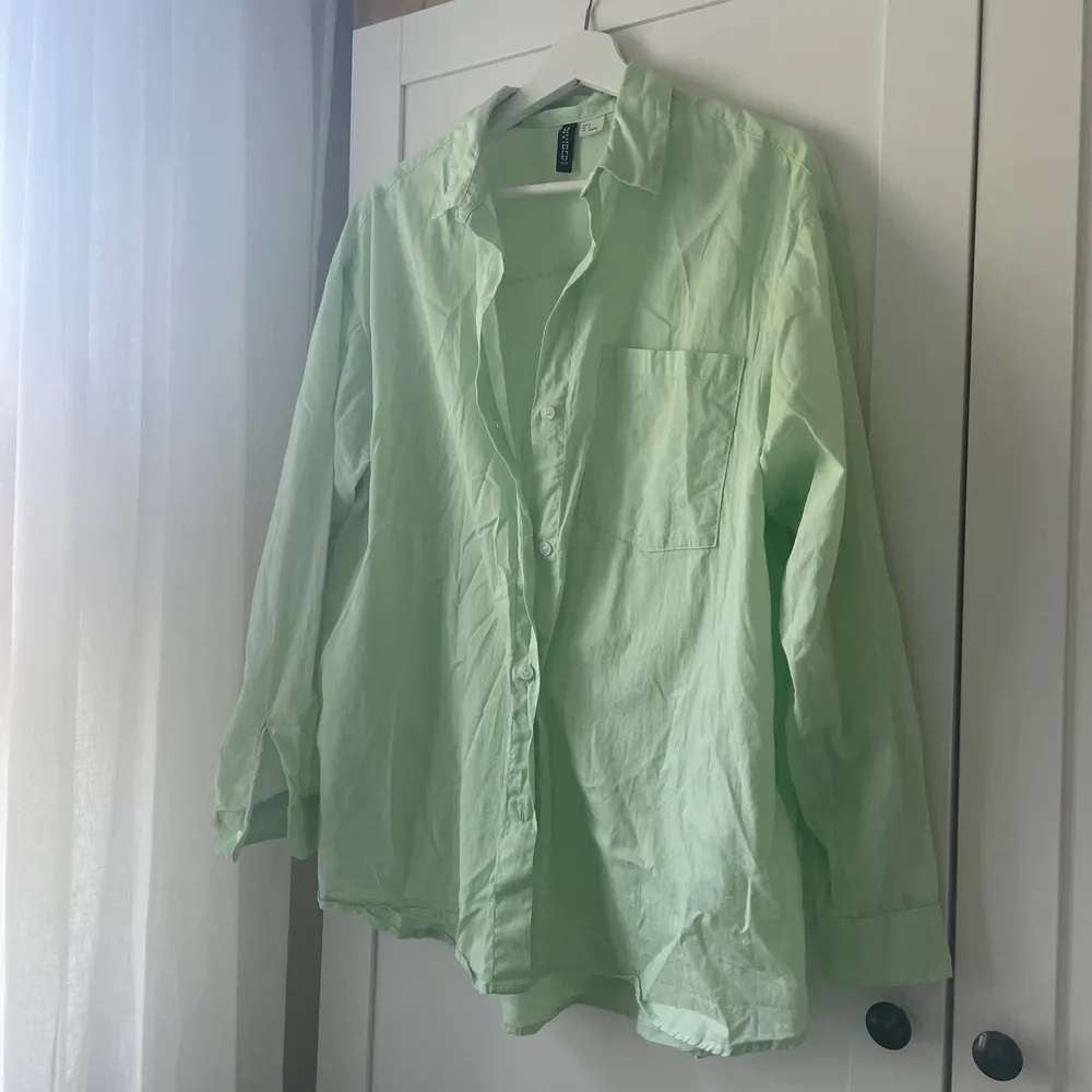 Superfin pastellgrön bomullsskjorta i en oversized fit! Sitter perfekt på mig som är en M. Passar perfekt nu till våren/sommaren då den är åt det tunnare hållet!. Skjortor.