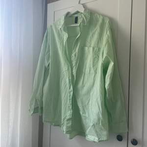 Superfin pastellgrön bomullsskjorta i en oversized fit! Sitter perfekt på mig som är en M. Passar perfekt nu till våren/sommaren då den är åt det tunnare hållet!