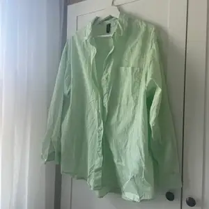 Superfin pastellgrön bomullsskjorta i en oversized fit! Sitter perfekt på mig som är en M. Passar perfekt nu till våren/sommaren då den är åt det tunnare hållet!
