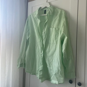 Bomullsskjorta  - Superfin pastellgrön bomullsskjorta i en oversized fit! Sitter perfekt på mig som är en M. Passar perfekt nu till våren/sommaren då den är åt det tunnare hållet!
