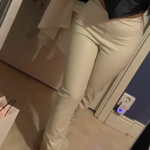 Vita skinnbyxor - Säljer mina oanvända vita skinnbyxor som är utsvängda och passar perfekt till allt, kommer inte till användning och prislappen sitter kvar. Kan gärna skicka flera bilder🤍