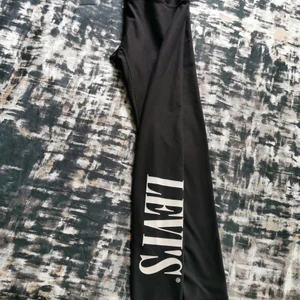 Levis  - Leggings/ tränings leggings. Sitter som ett smäck och sköna. Frakt ingår 