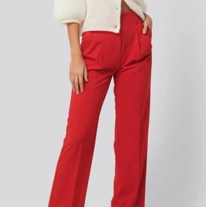 Röda kostymbyxor  - Superfina röda kostymbyxor från NA-KD🥰Storlek 34. Sitter jättesnyggt på💞Köparen står för frakten💐💕