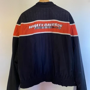 Harley Davidson Jacka  - En äkta och supercool jacka från Harley Davidson, har tillhört min pappa men kommer nu inte till användning längre. Är i använt men väldigt fint skick. Frakt är inräknat i priset. 
