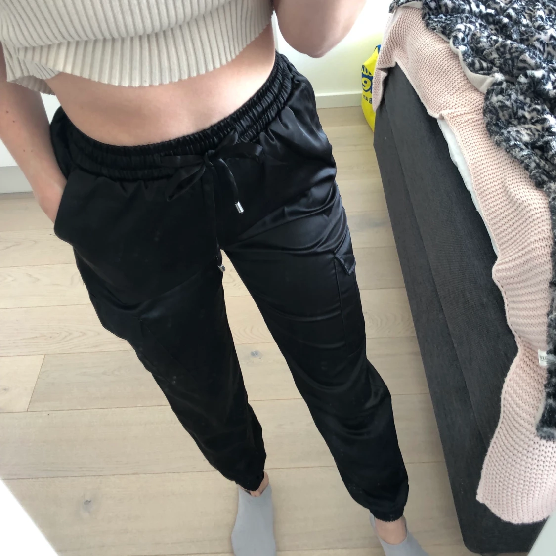 Svarta cargo byxor i silke