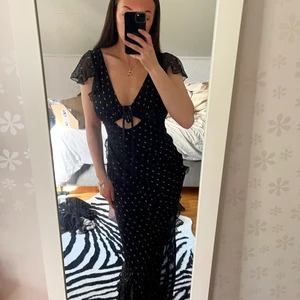 Svart långklänning - Intressekoll, vet inte om jag ska lämna tillbaka eller inte❤️ Från ASOS